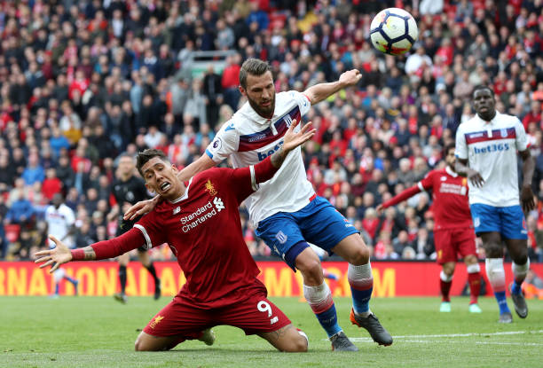 推动足球的 推动足球的